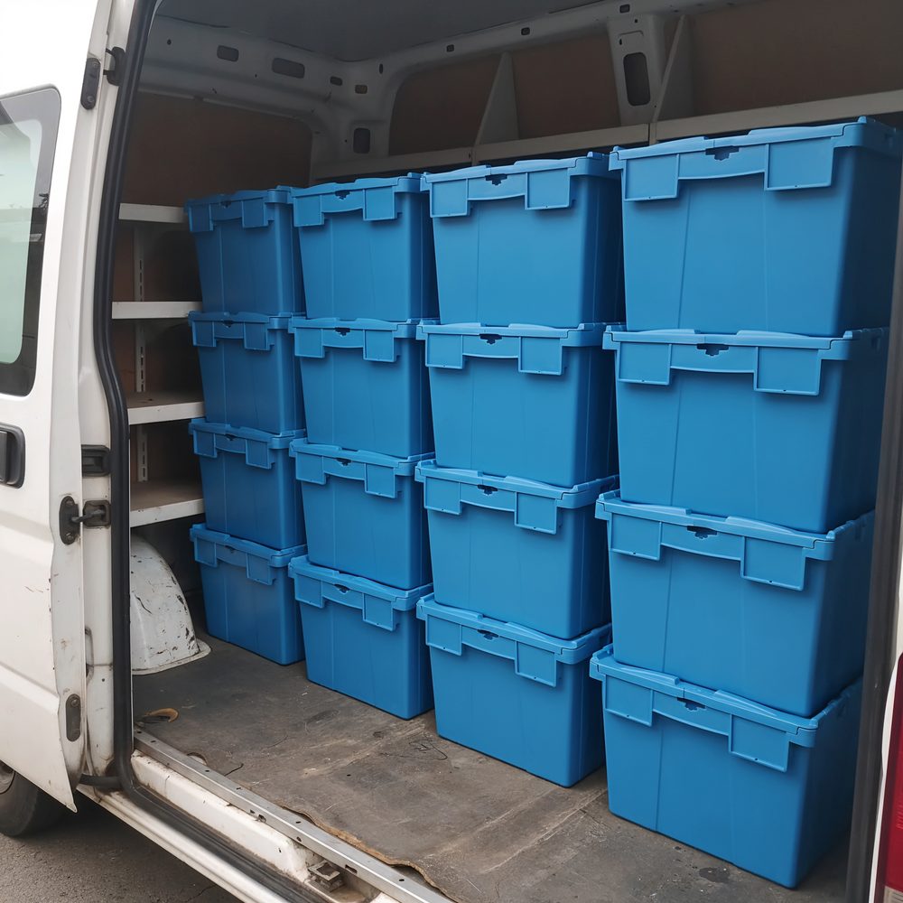 Box Zero Scatole impilate ordinatamente nel furgone